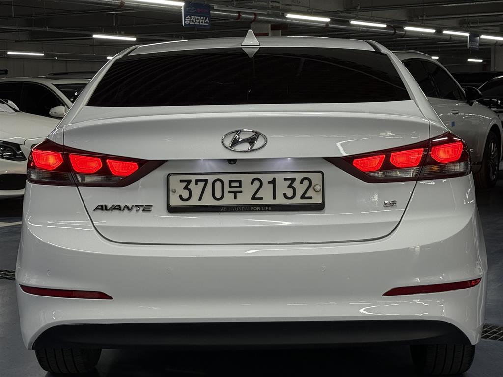 HYUNDAI Avante - Vista 4