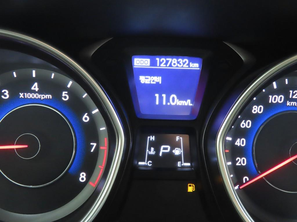 HYUNDAI Avante - Vista 8