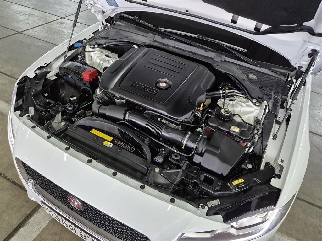 Jaguar XF - Vista 5
