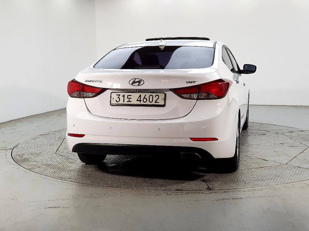 HYUNDAI Avante - Vista 3