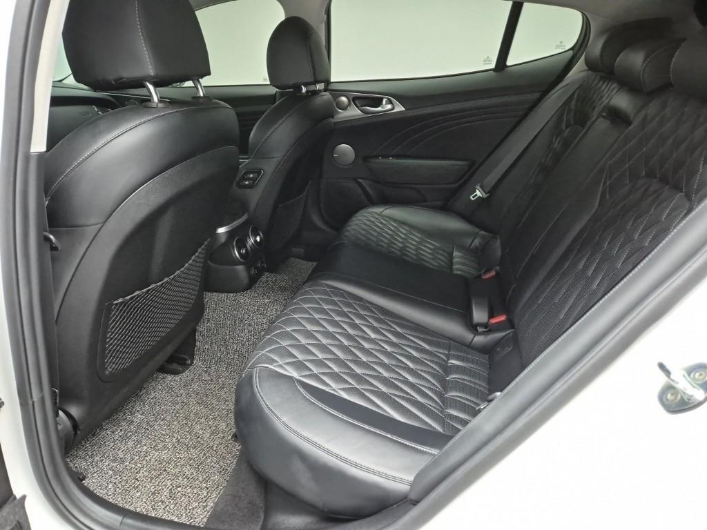 KIA Stinger - Vista 12