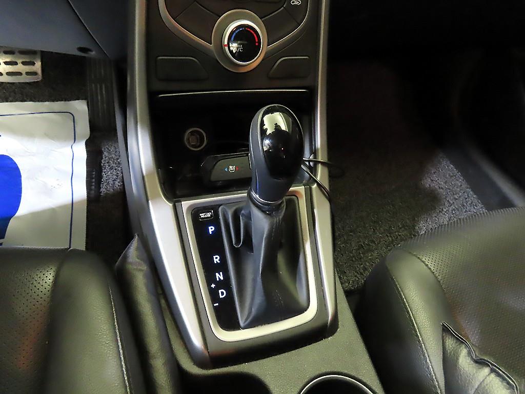 HYUNDAI Avante - Vista 12