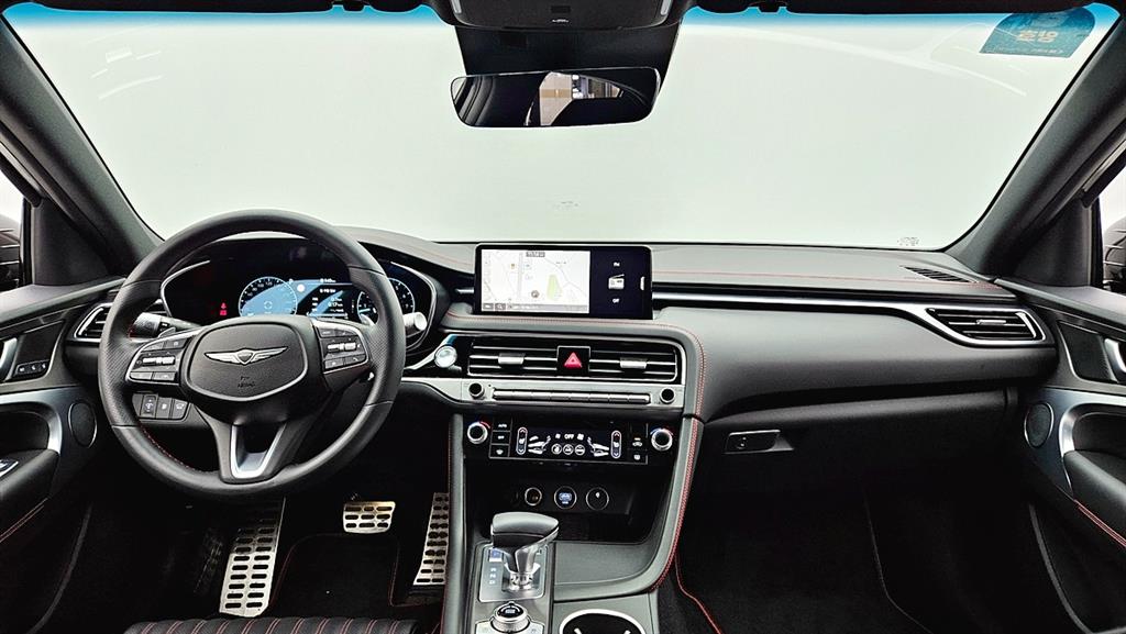 Genesis G70 - Vista 9