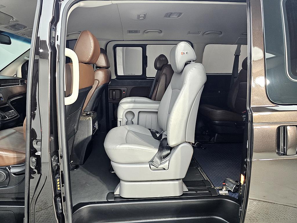 HYUNDAI Starex - Vista 9