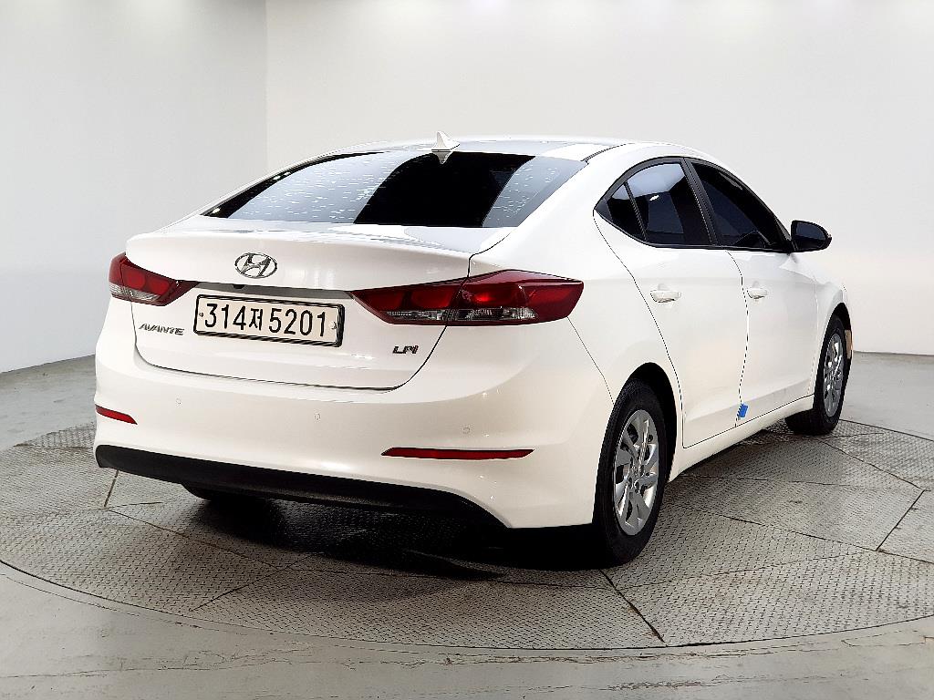 HYUNDAI Avante - Vista 4