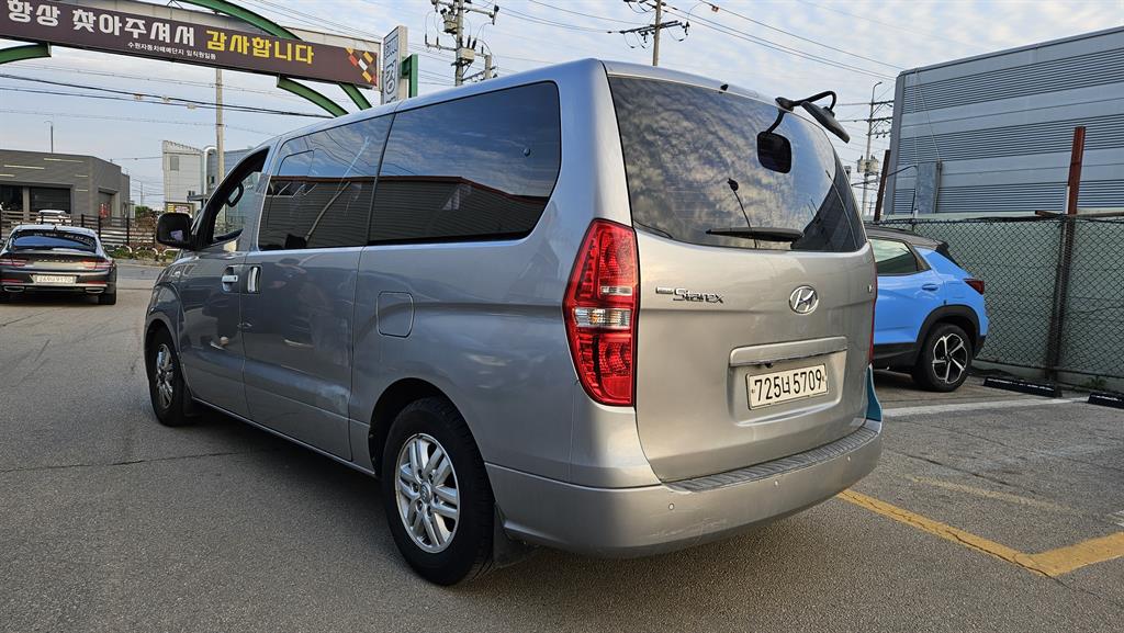 HYUNDAI Starex - Vista 5
