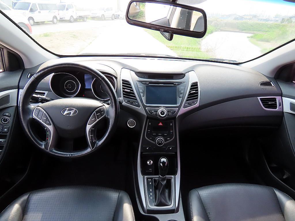 HYUNDAI Avante - Vista 9