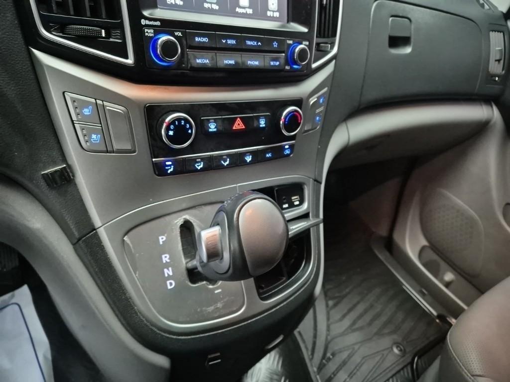 HYUNDAI Starex - Vista 8