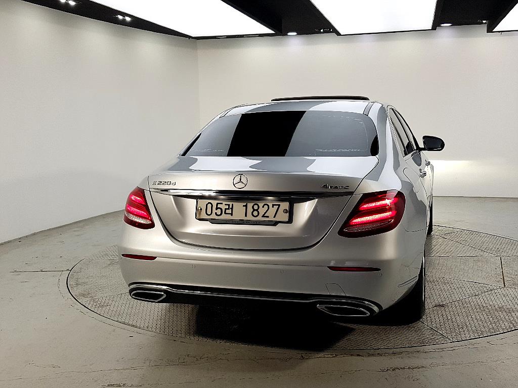 Mercedes Benz E class - Vista 3