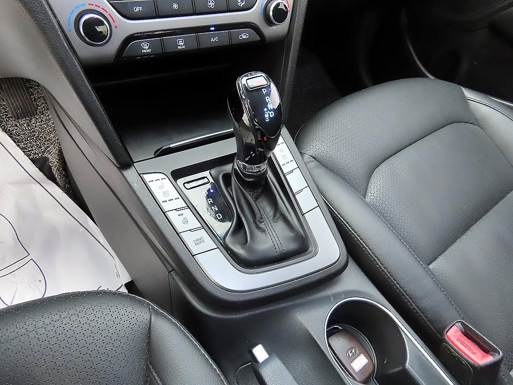 HYUNDAI Avante - Vista 10