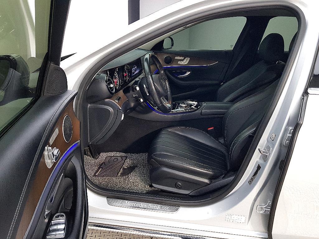 Mercedes Benz E class - Vista 8