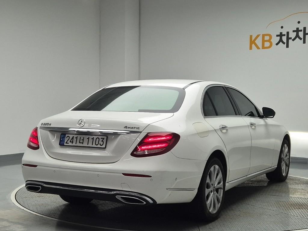 Mercedes Benz E class - Vista 3