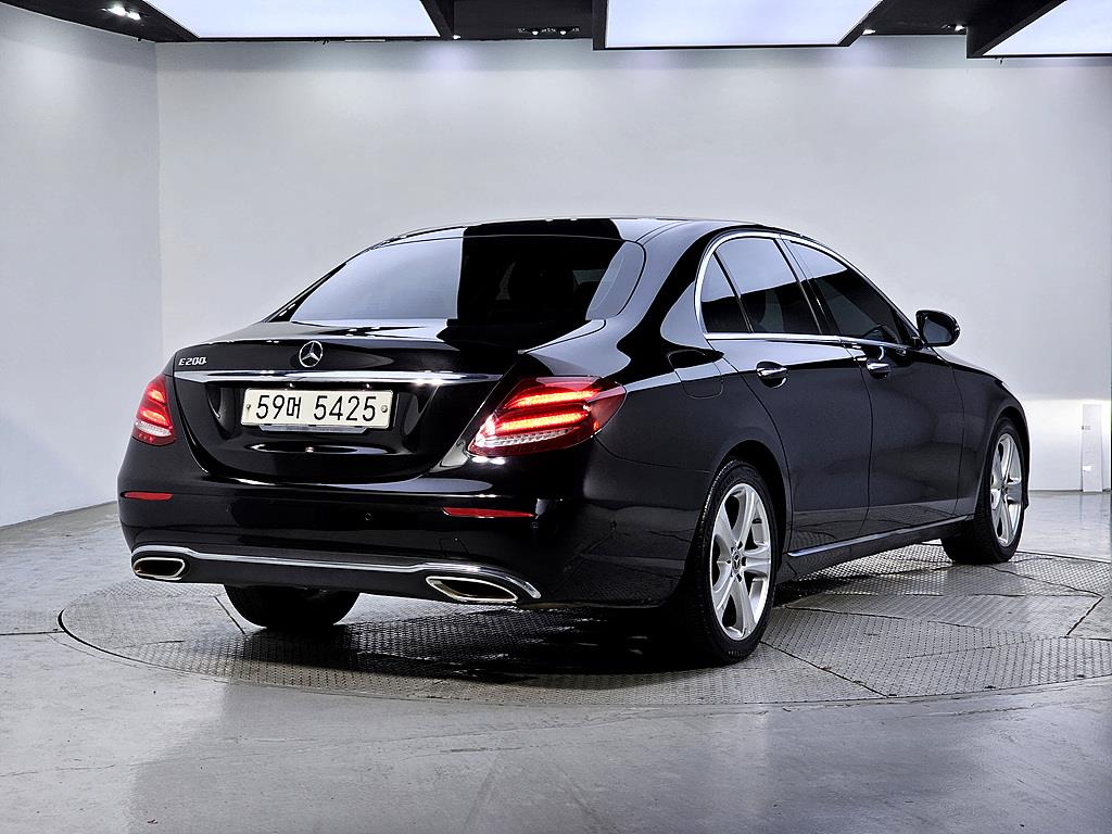 Mercedes Benz E class - Vista 4