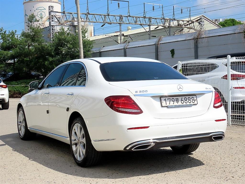 Mercedes Benz E class - Vista 3