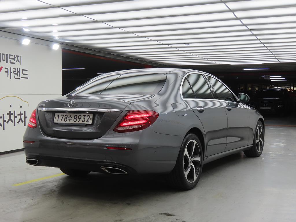 Mercedes Benz E class - Vista 4