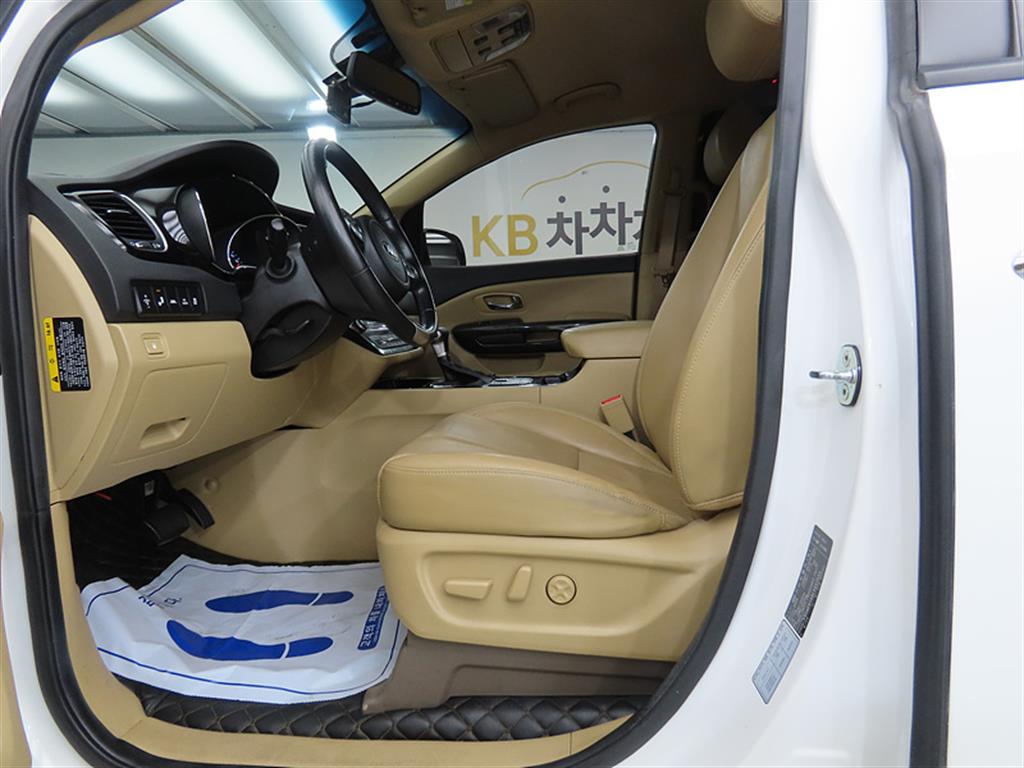 KIA Carnival - Vista 5