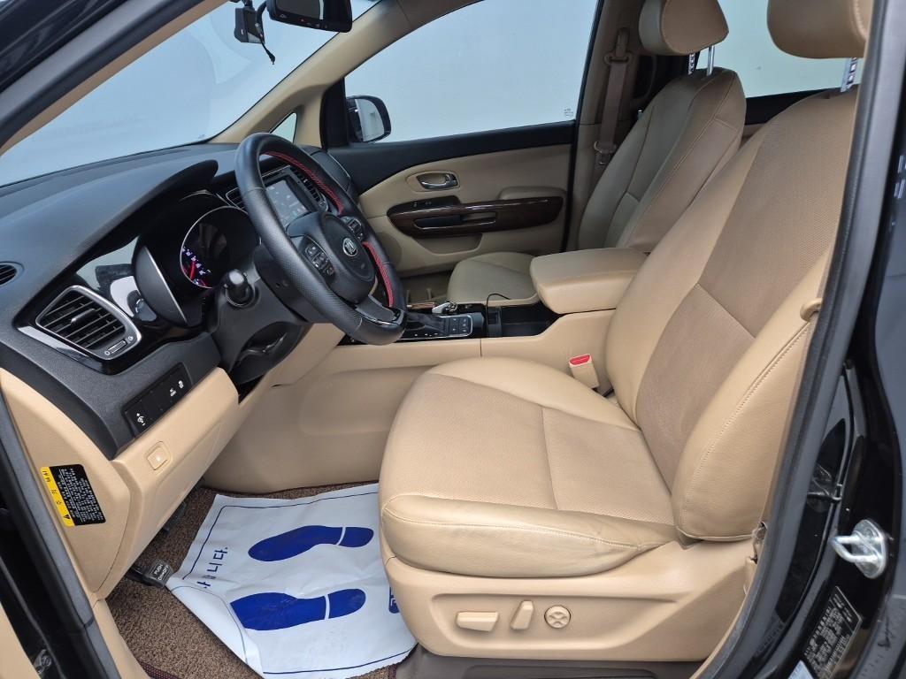 KIA Carnival - Vista 11