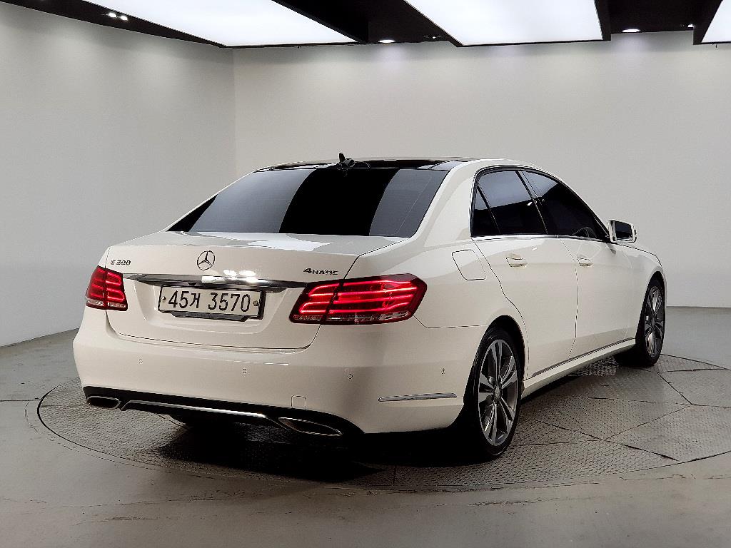 Mercedes Benz E class - Vista 4