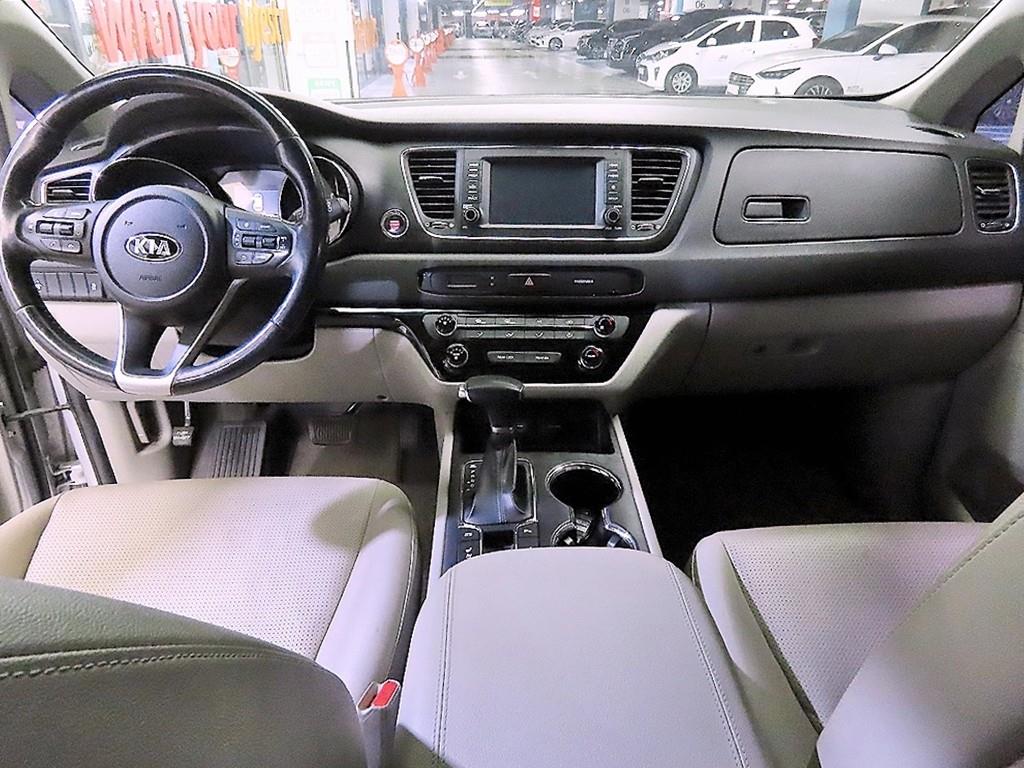 KIA Carnival - Vista 10