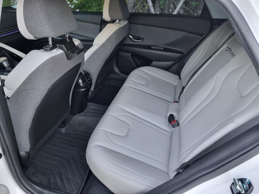 HYUNDAI Avante - Vista 10
