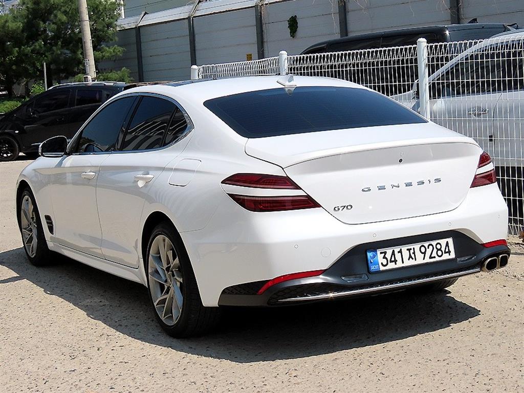 Genesis G70 - Vista 3