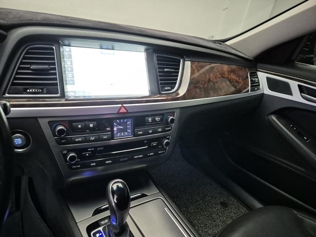 HYUNDAI Genesis - Vista 10