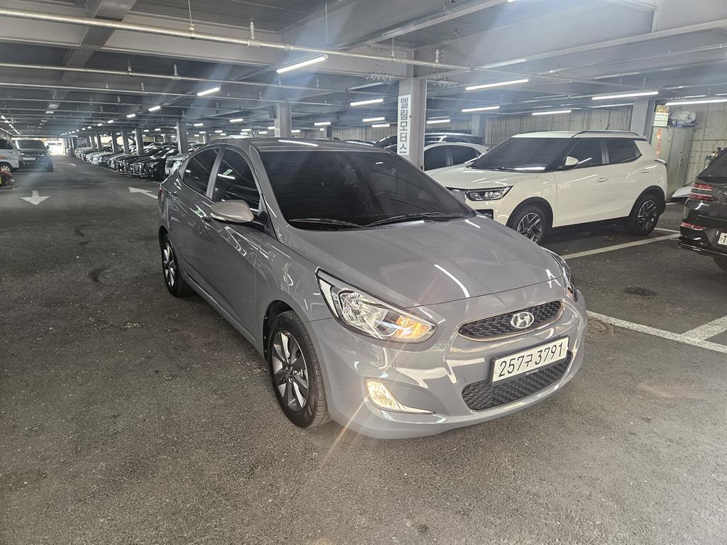 HYUNDAI Accent - Vista 2