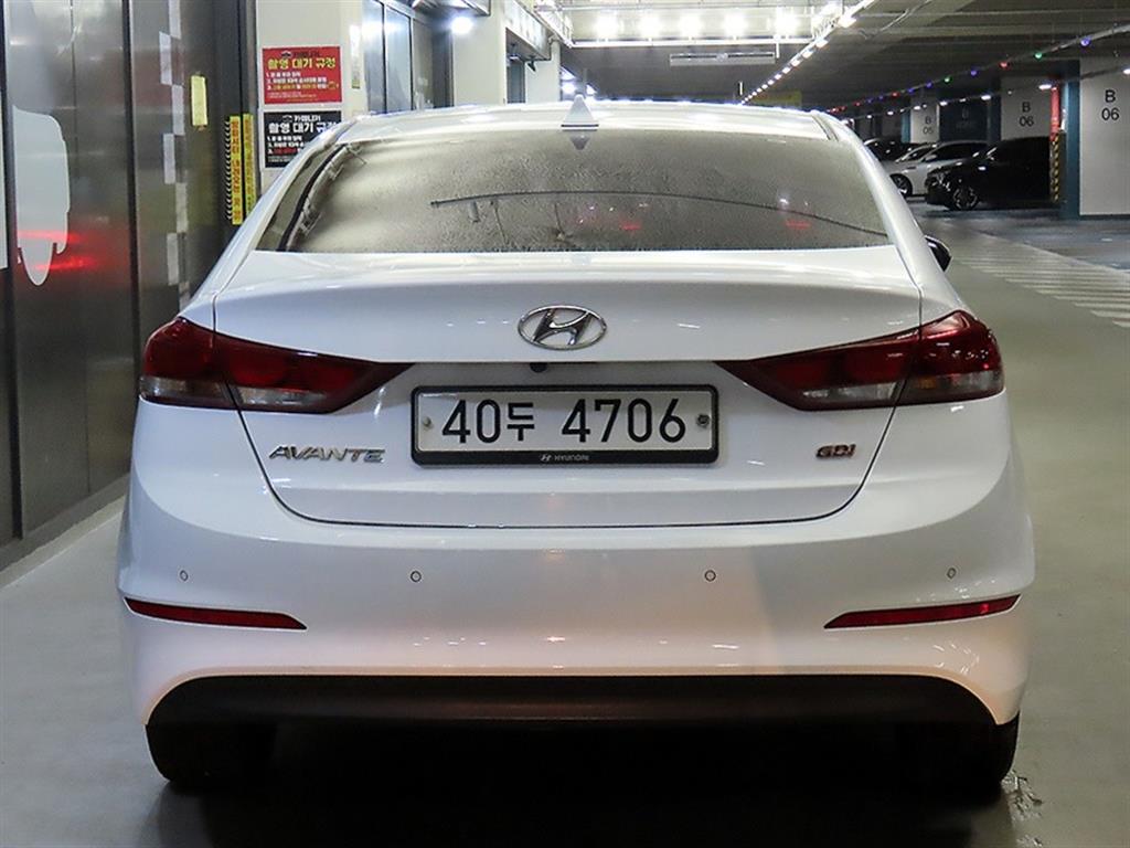 HYUNDAI Avante - Vista 5