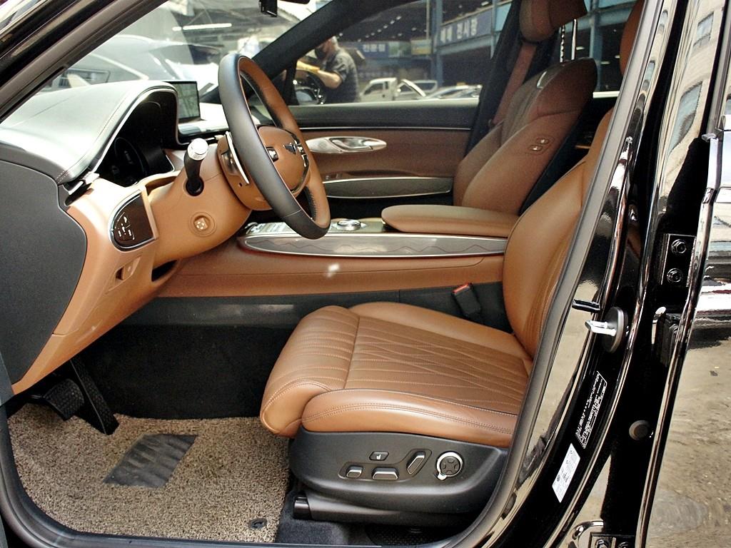 Genesis GV70 - Vista 9