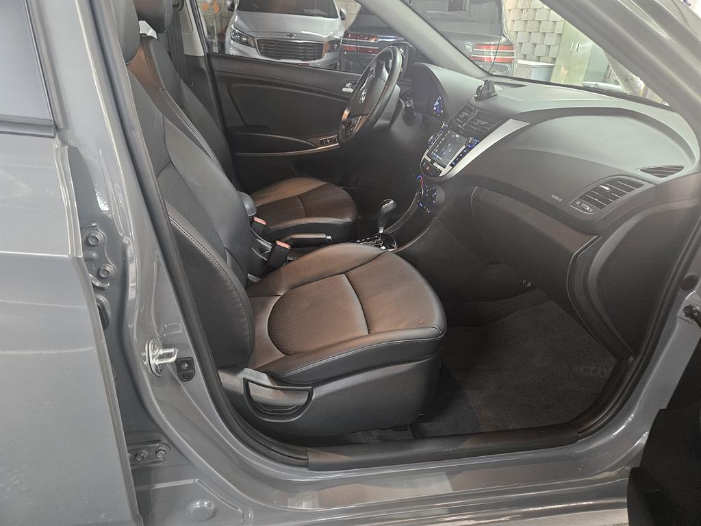 HYUNDAI Accent - Vista 9