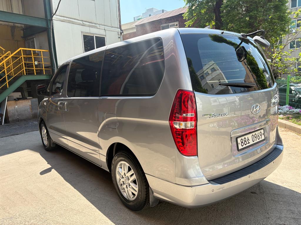HYUNDAI Starex - Vista 2