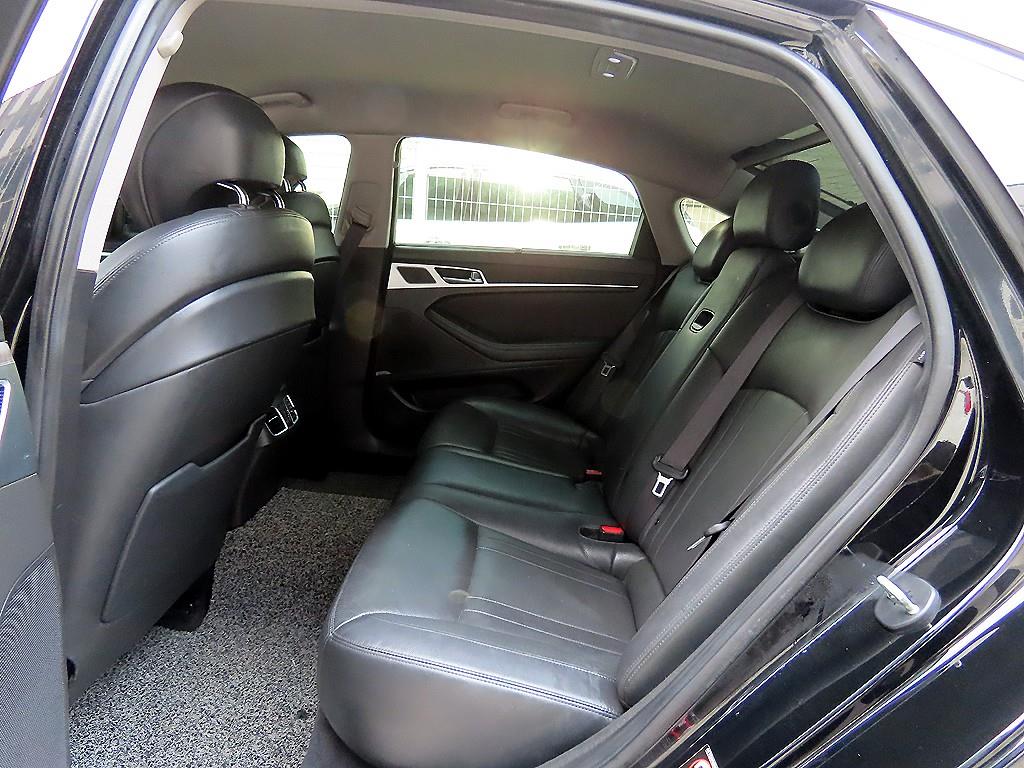 HYUNDAI Genesis - Vista 6
