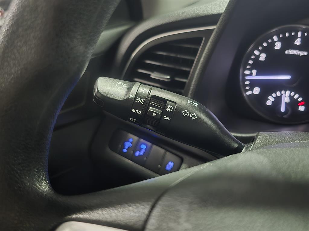 HYUNDAI Avante - Vista 10