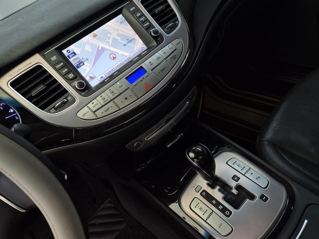 HYUNDAI Genesis - Vista 10