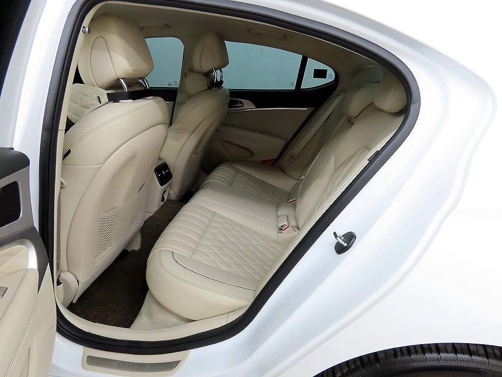 Genesis G70 - Vista 6