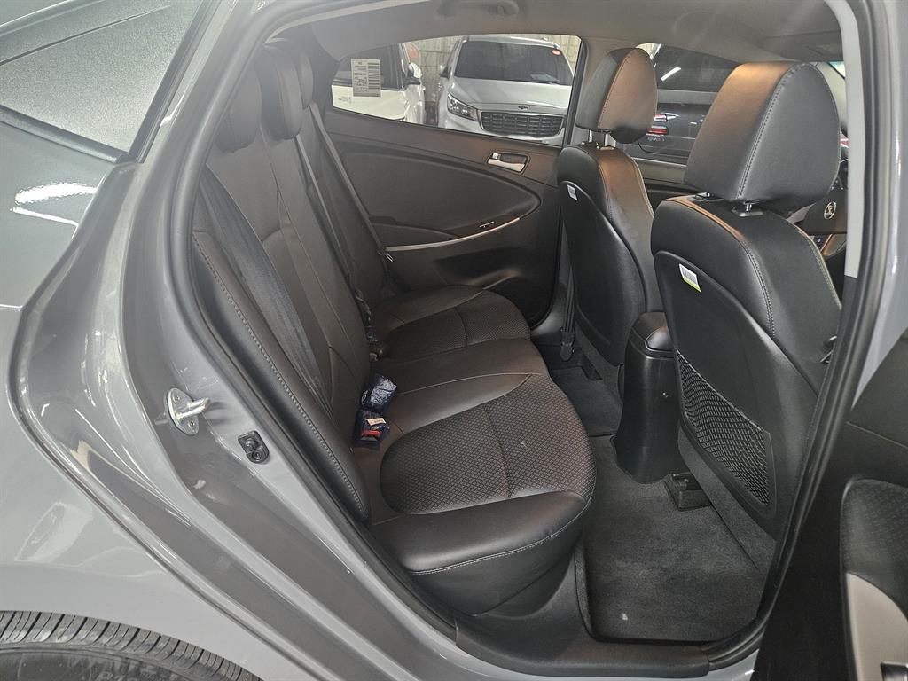 HYUNDAI Accent - Vista 7