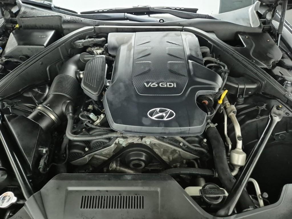 HYUNDAI Genesis - Vista 5