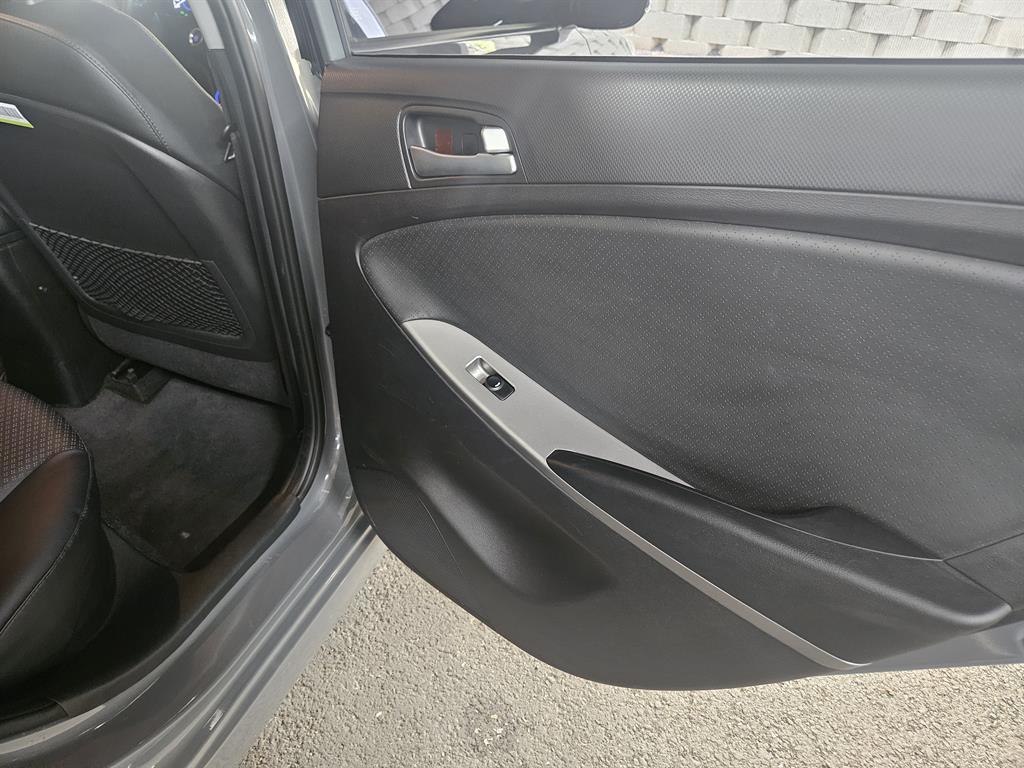 HYUNDAI Accent - Vista 6