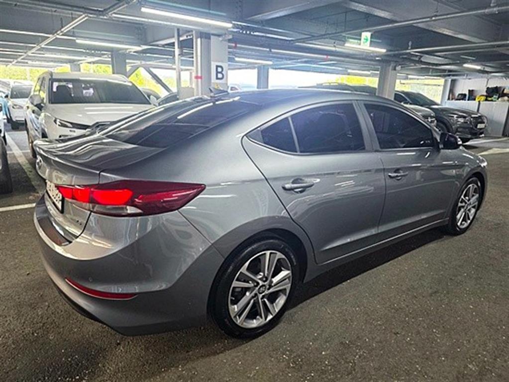 HYUNDAI Avante - Vista 4