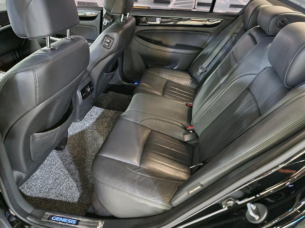 HYUNDAI Genesis - Vista 4