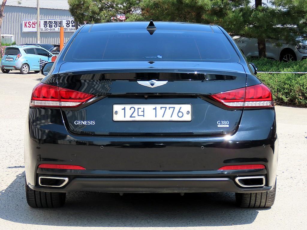 HYUNDAI Genesis - Vista 4