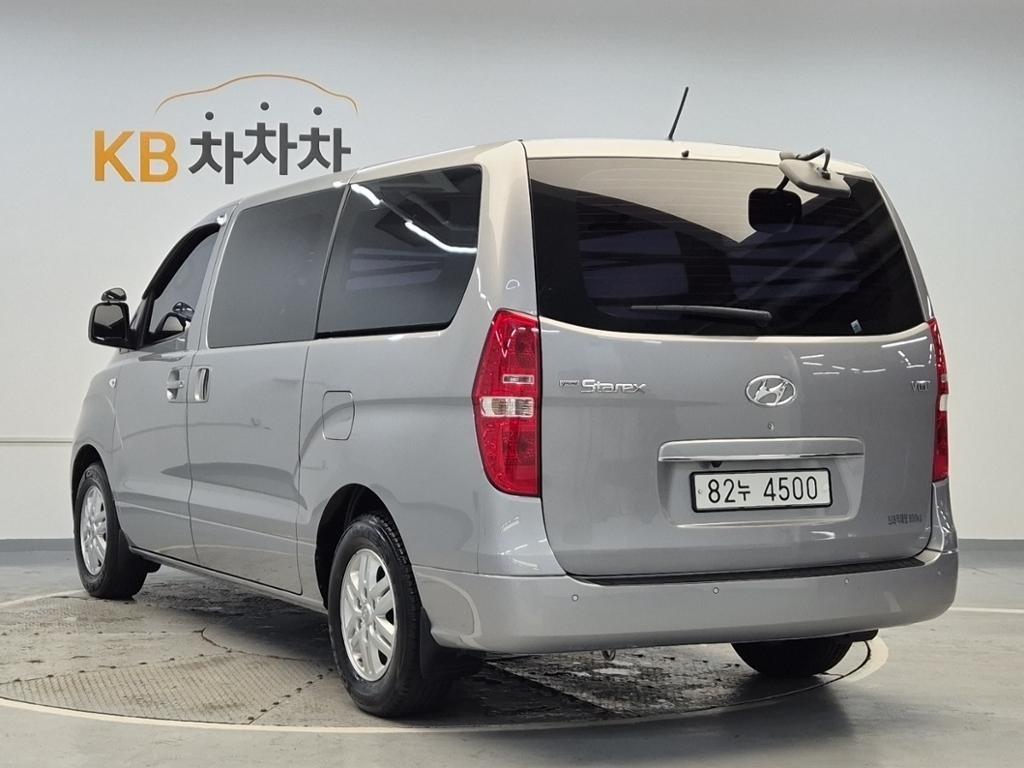 HYUNDAI Starex - Vista 3