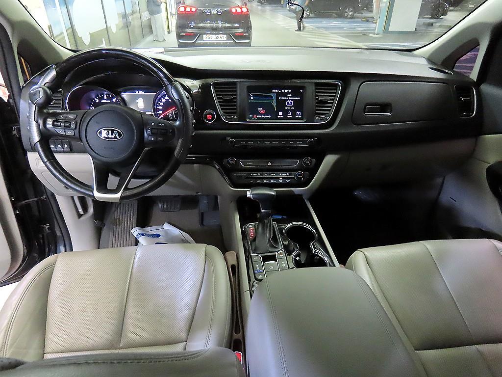 KIA Carnival - Vista 11