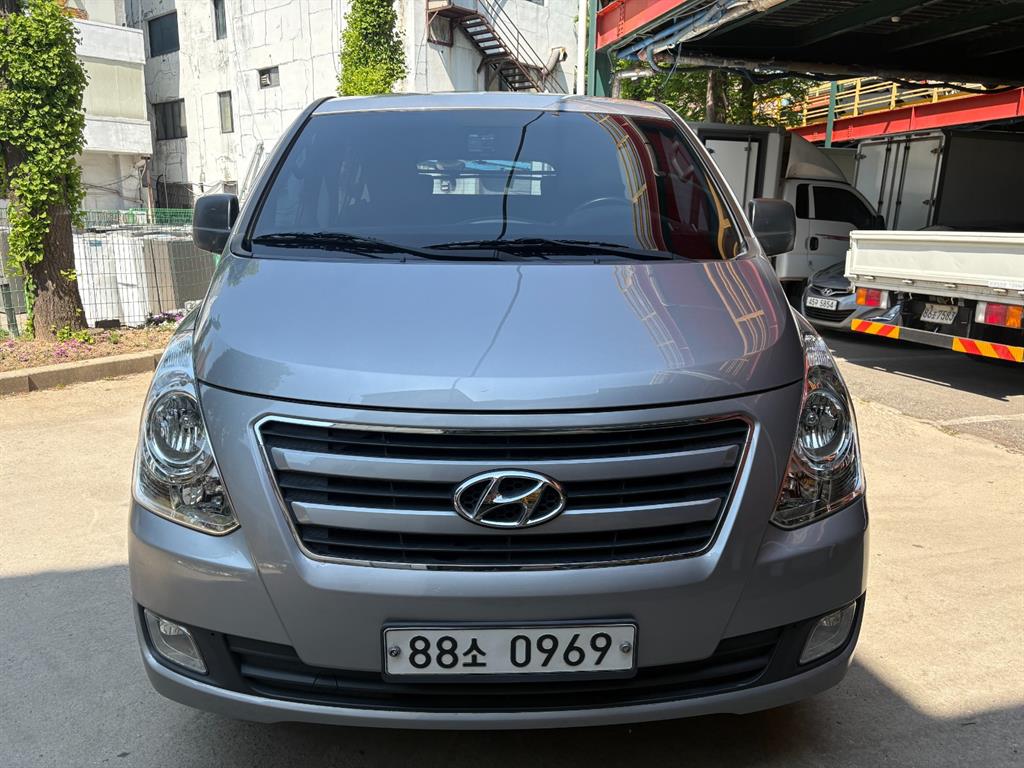 HYUNDAI Starex - Vista 3