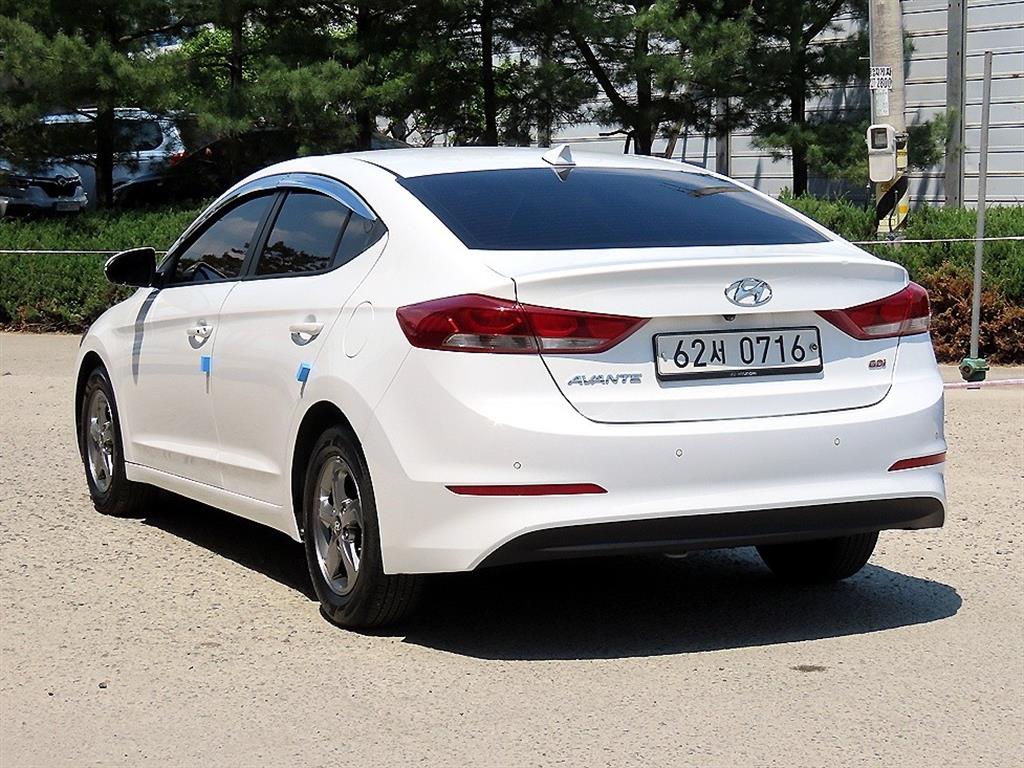 HYUNDAI Avante - Vista 3