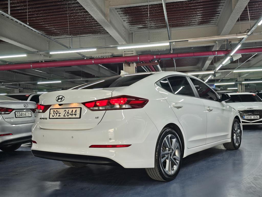 HYUNDAI Avante - Vista 4
