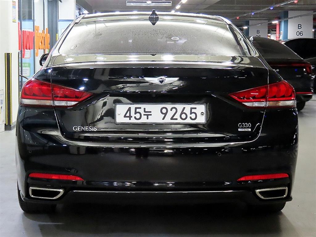 HYUNDAI Genesis - Vista 5