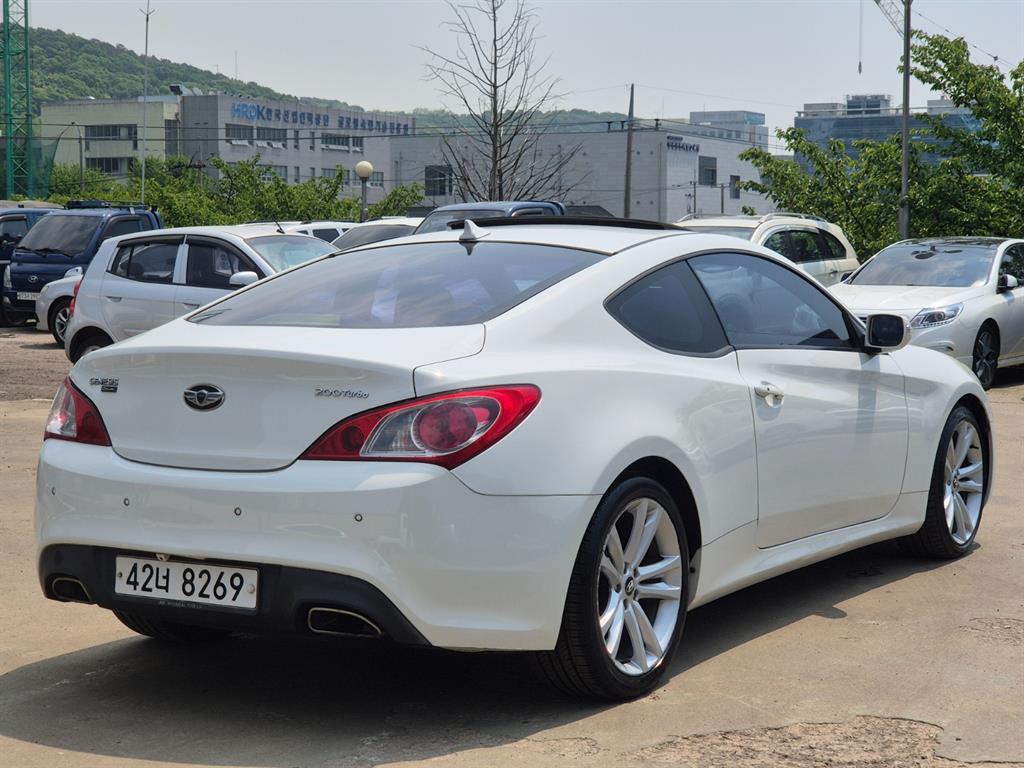 HYUNDAI Genesis - Vista 4