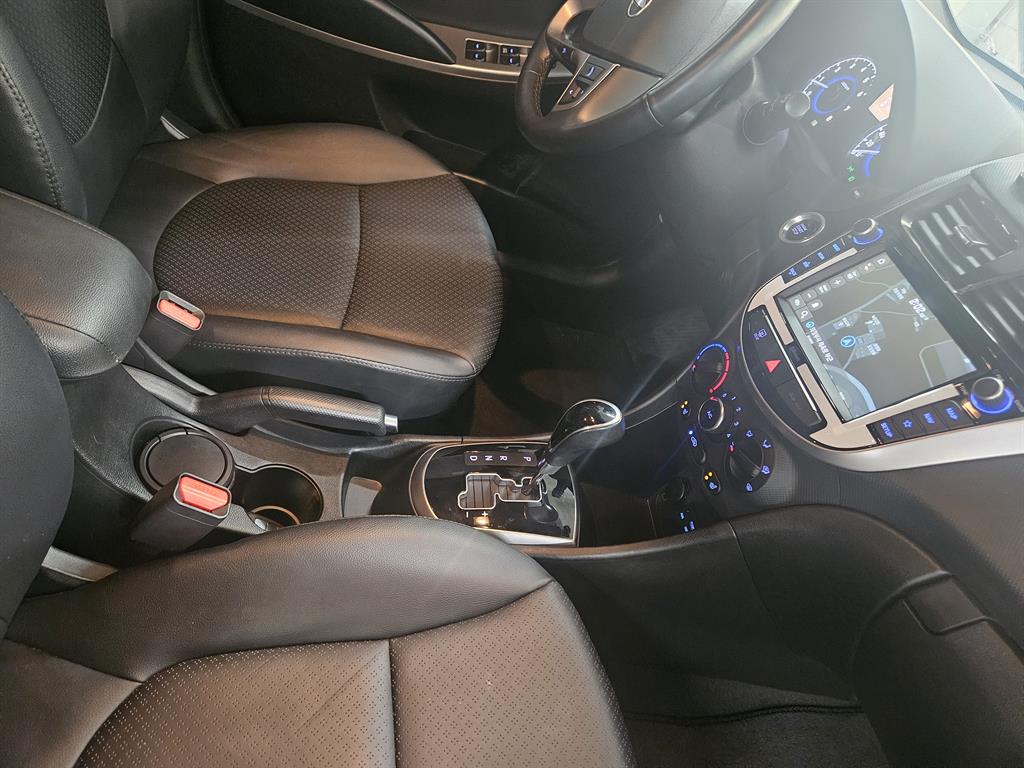 HYUNDAI Accent - Vista 8