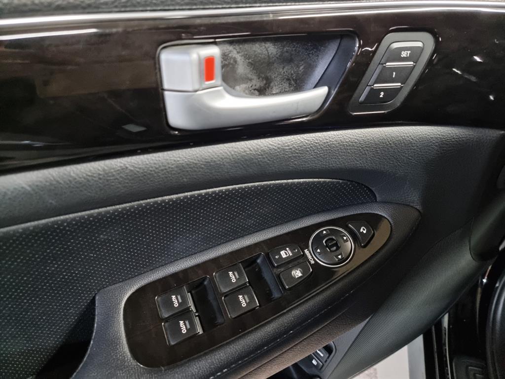 HYUNDAI Genesis - Vista 10